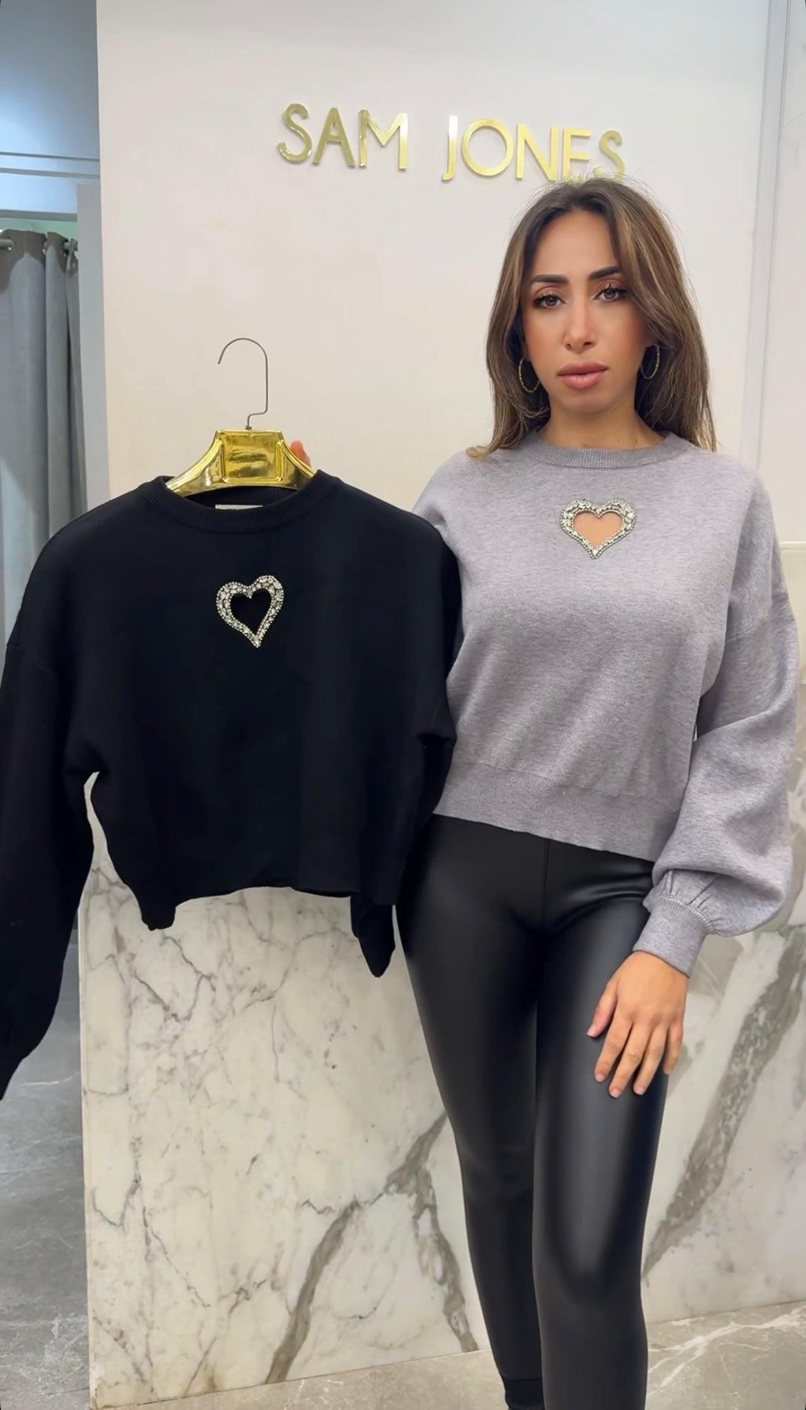 Pull trou coeur strass