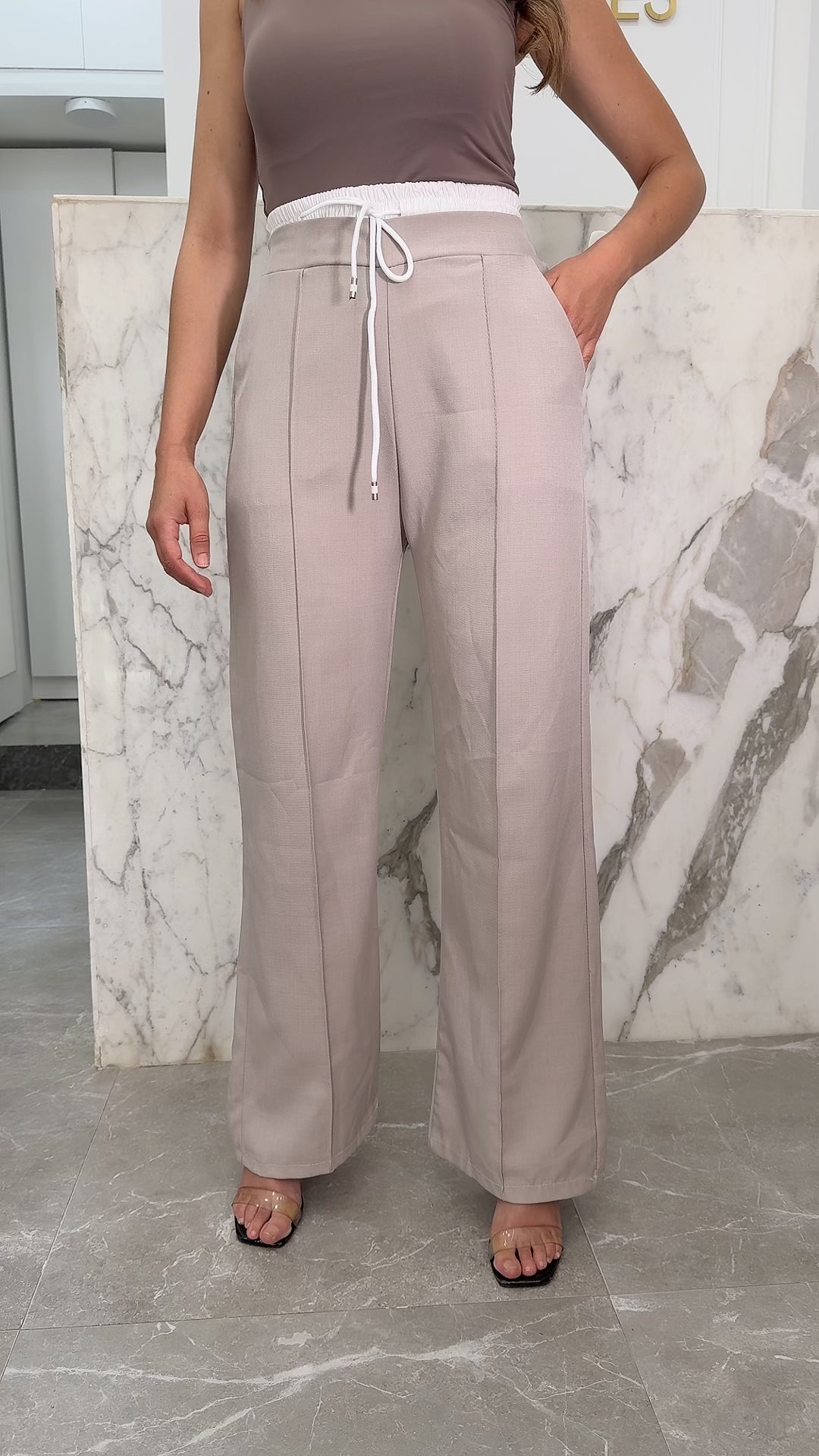 pantalon beige bande blanche