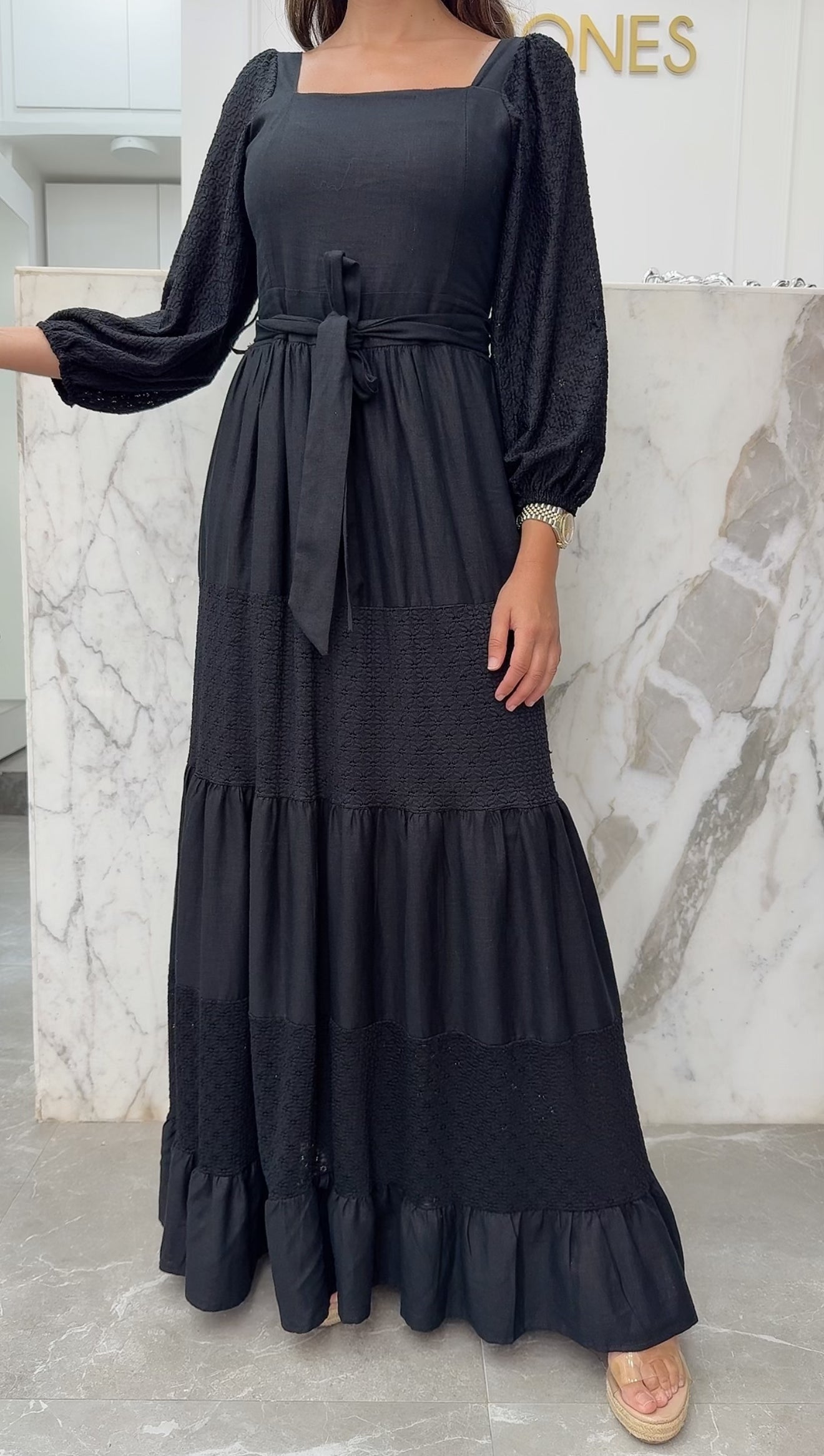 robe noir manche brodée
